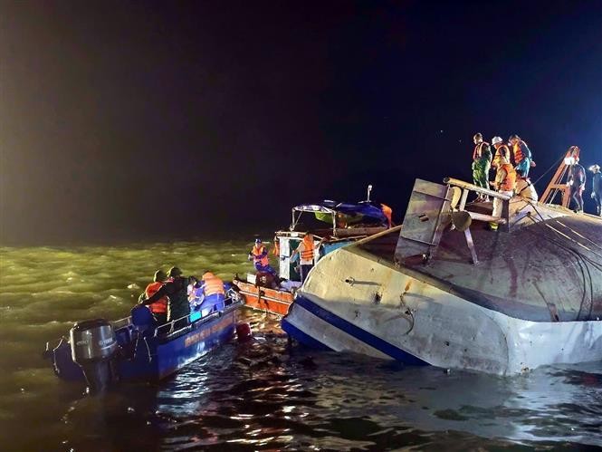 Thợ lặn tìm cách luồn dây vào tàu gặp nạn để có thể lật ngược tàu, dễ dàng tìm kiếm nạn nhân. Ảnh: Biên phòng Hòn Gai