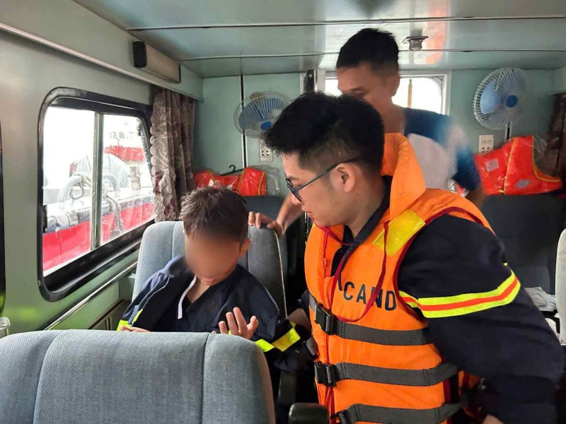 Cháu bé 14 tuổi sống sót sau vụ lật tàu. Ảnh: Công an tỉnh Quảng Ninh