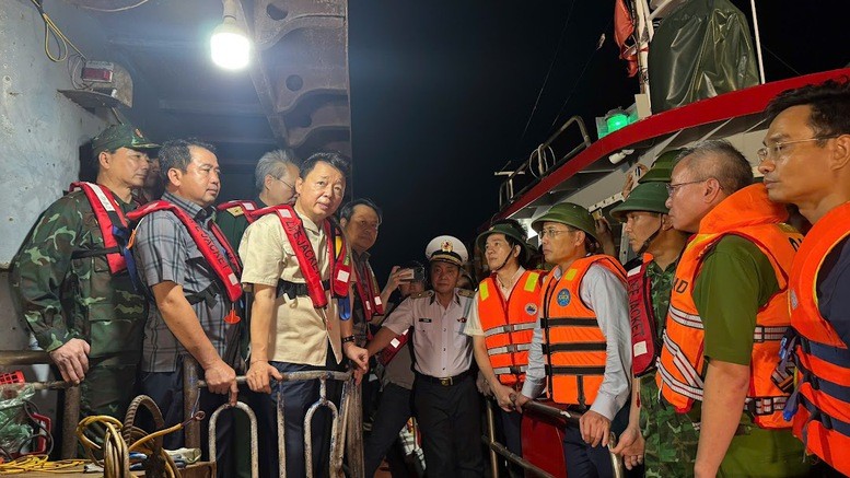 Phó Thủ tướng Trần Hồng Hà nghe các lực lượng chức năng báo cáo tại hiện trường - Ảnh: