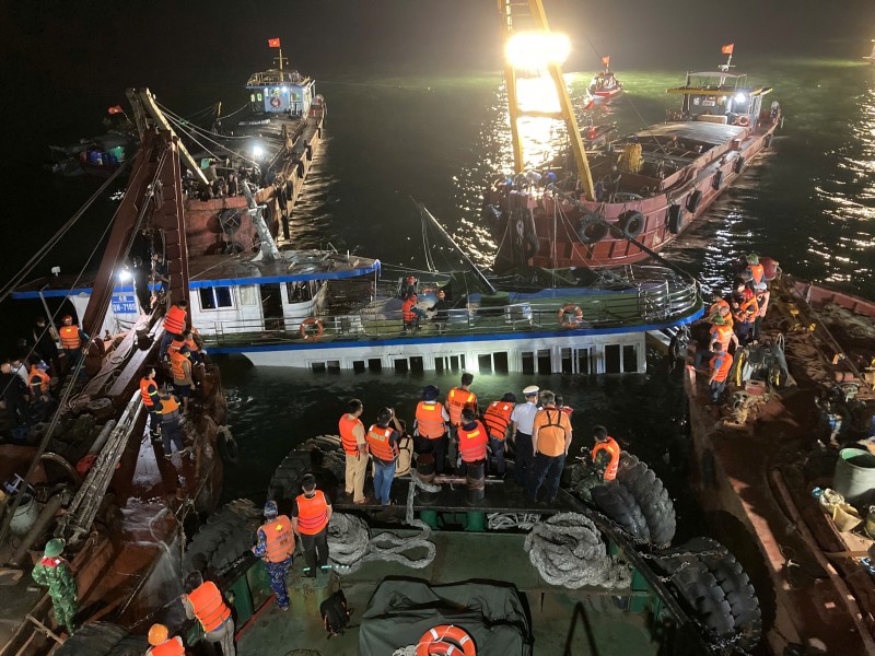 Lật tàu trên vịnh Hạ Long: Đã trục vớt được tàu gặp nạn, tìm thấy 38 nạn nhân