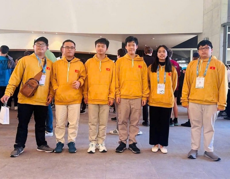 Các thí sinh của đoàn Việt Nam tại cuộc thi Olympic Toán quốc tế (Ảnh: MOET).