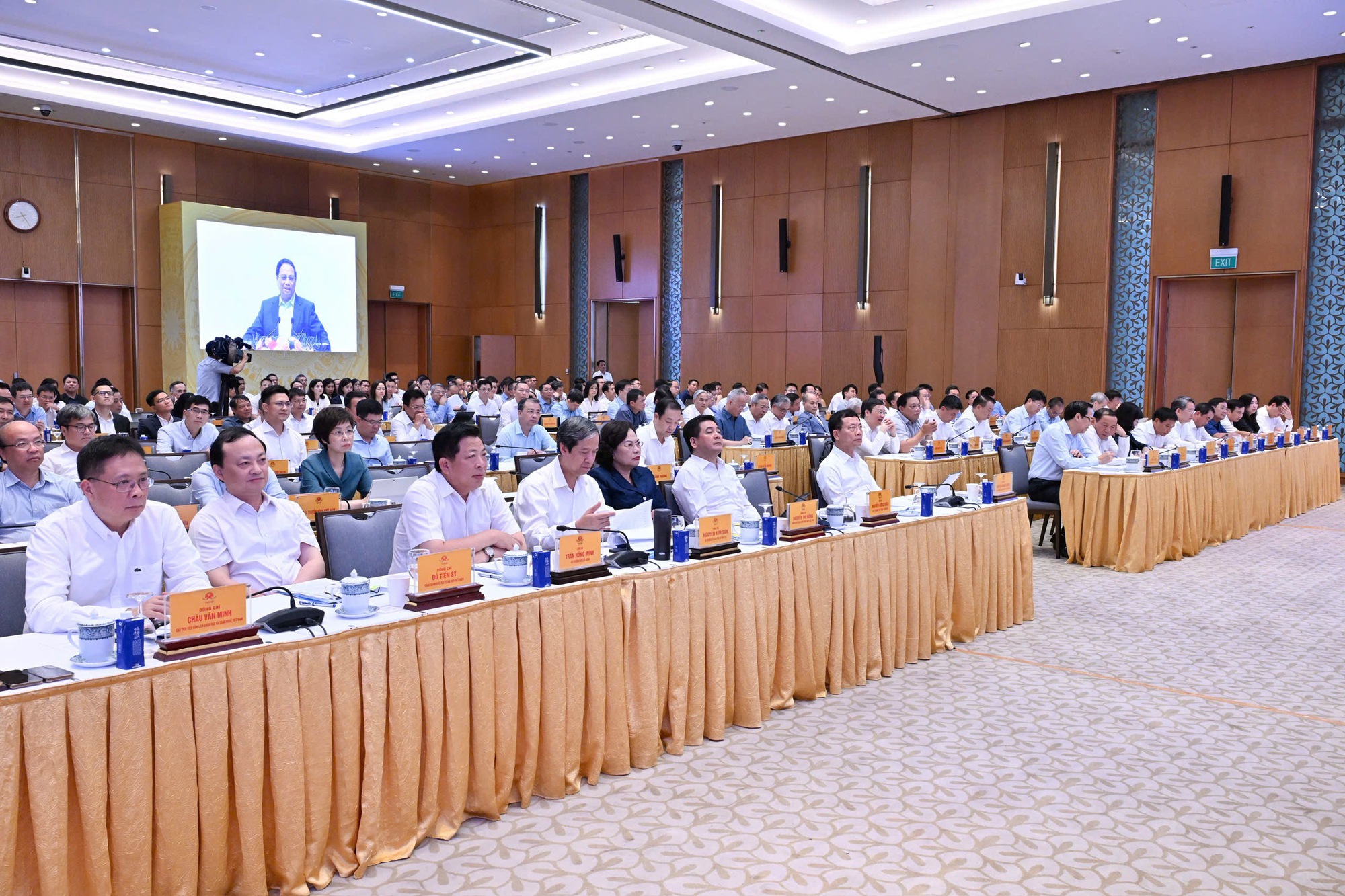 Thủ tướng: Đãi ngộ đặc biệt để thu hút tổng công trình sư, nhân tài khoa học công nghệ