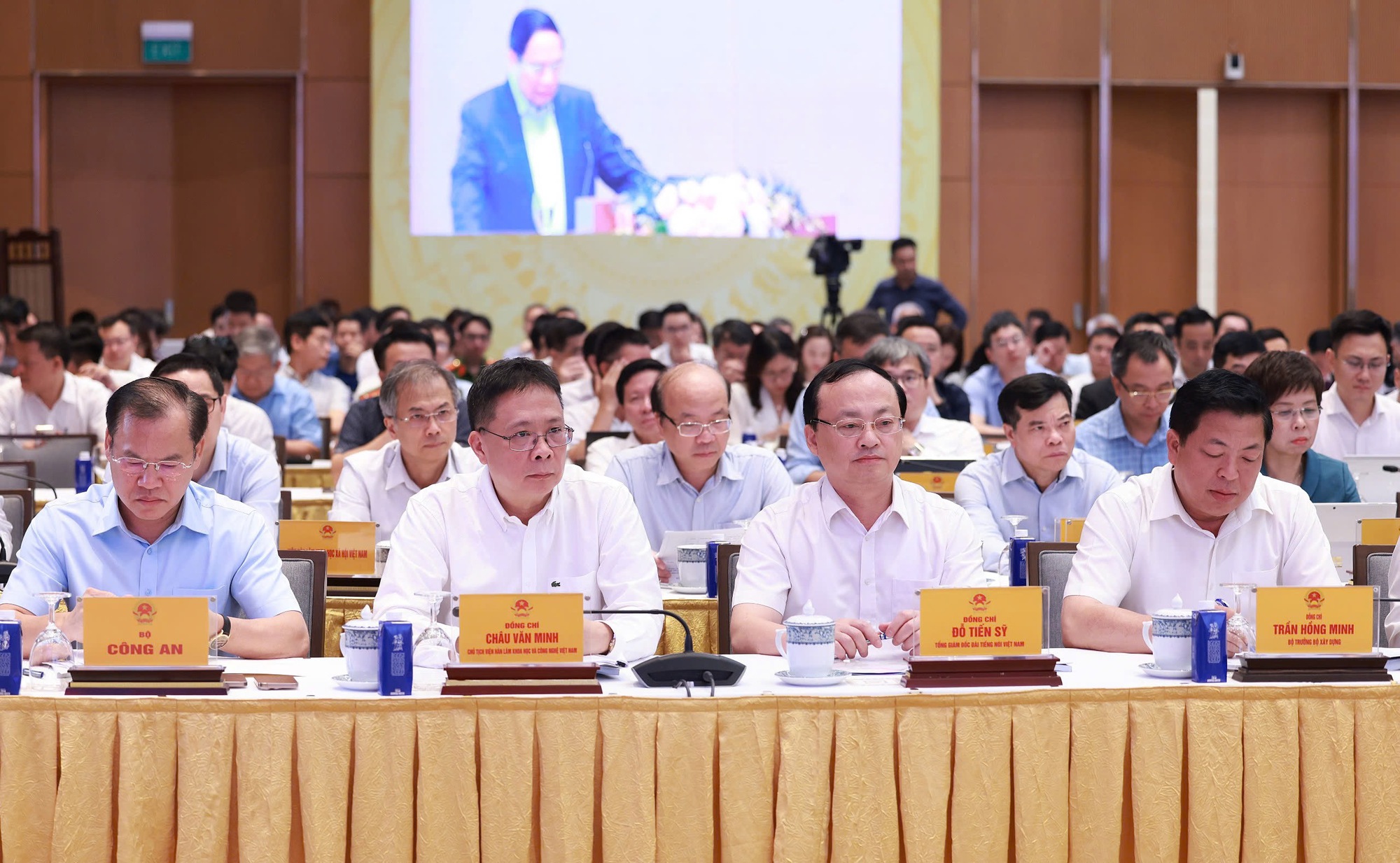 Thủ tướng: Đãi ngộ đặc biệt để thu hút tổng công trình sư, nhân tài khoa học công nghệ