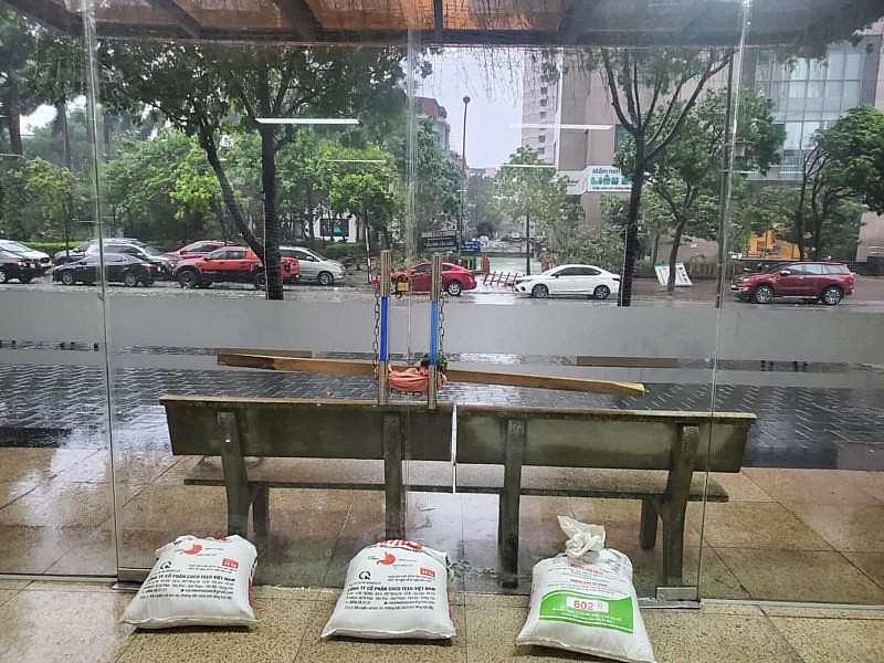 Bão số 3 gây mưa dông kèm lốc sét ở Hà Nội, người dân chằng chống nhà cửa sẵn sàng ứng phó