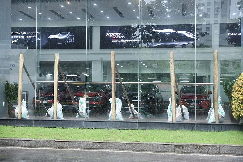 Bão số 3 gây mưa dông kèm lốc sét ở Hà Nội, người dân chằng chống nhà cửa sẵn sàng ứng phó