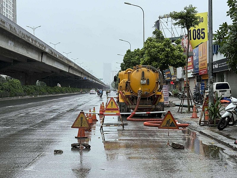 Bão số 3 gây mưa dông kèm lốc sét ở Hà Nội, người dân chằng chống nhà cửa sẵn sàng ứng phó