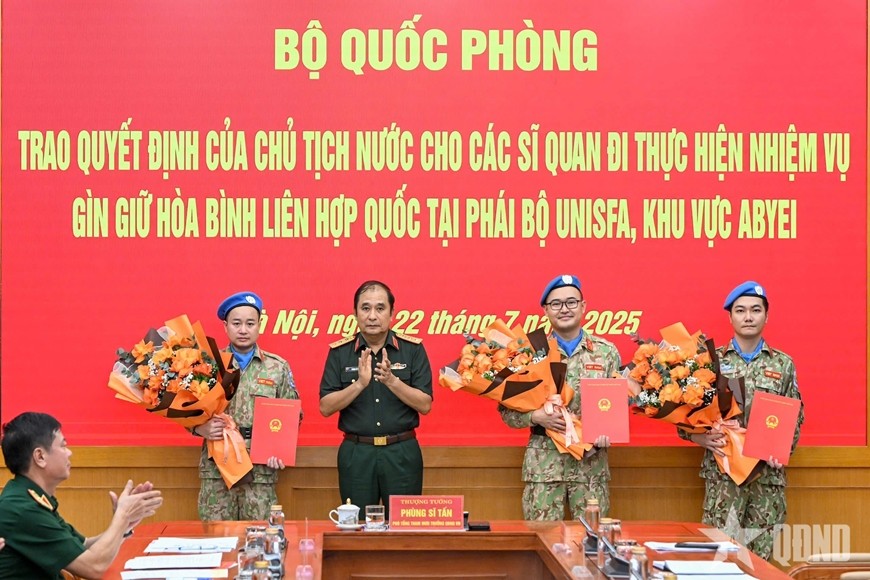 Thượng tướng Phùng Sĩ Tấn trao Quyết định của Chủ tịch nước cho các sĩ quan. (Ảnh: Báo Quân đội nhân dân)