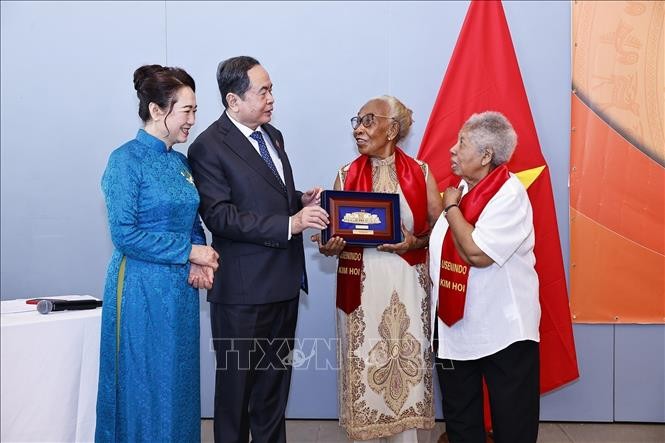 Chủ tịch Quốc hội Trần Thanh Mẫn và Phu nhân tặng quà cộng đồng người Việt Nam tại Senegal. (Ảnh: TTXVN)