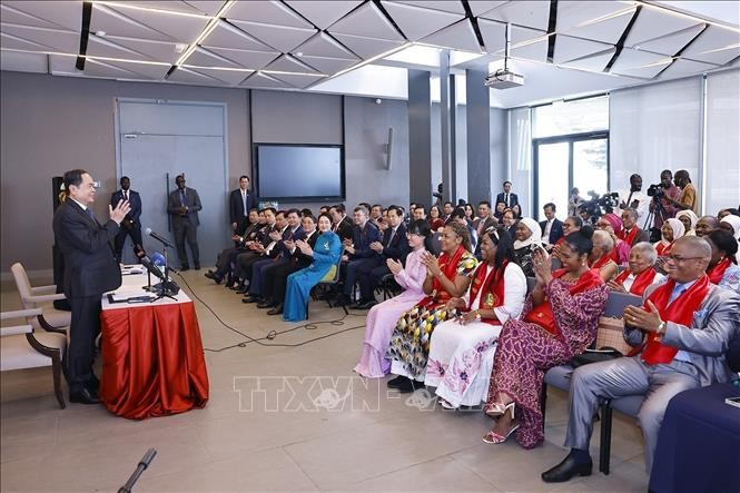 Chủ tịch Quốc hội Trần Thanh Mẫn và Phu nhân gặp gỡ cán bộ Đại sứ quán, cộng đồng người Việt Nam tại Senegal. Ảnh: 