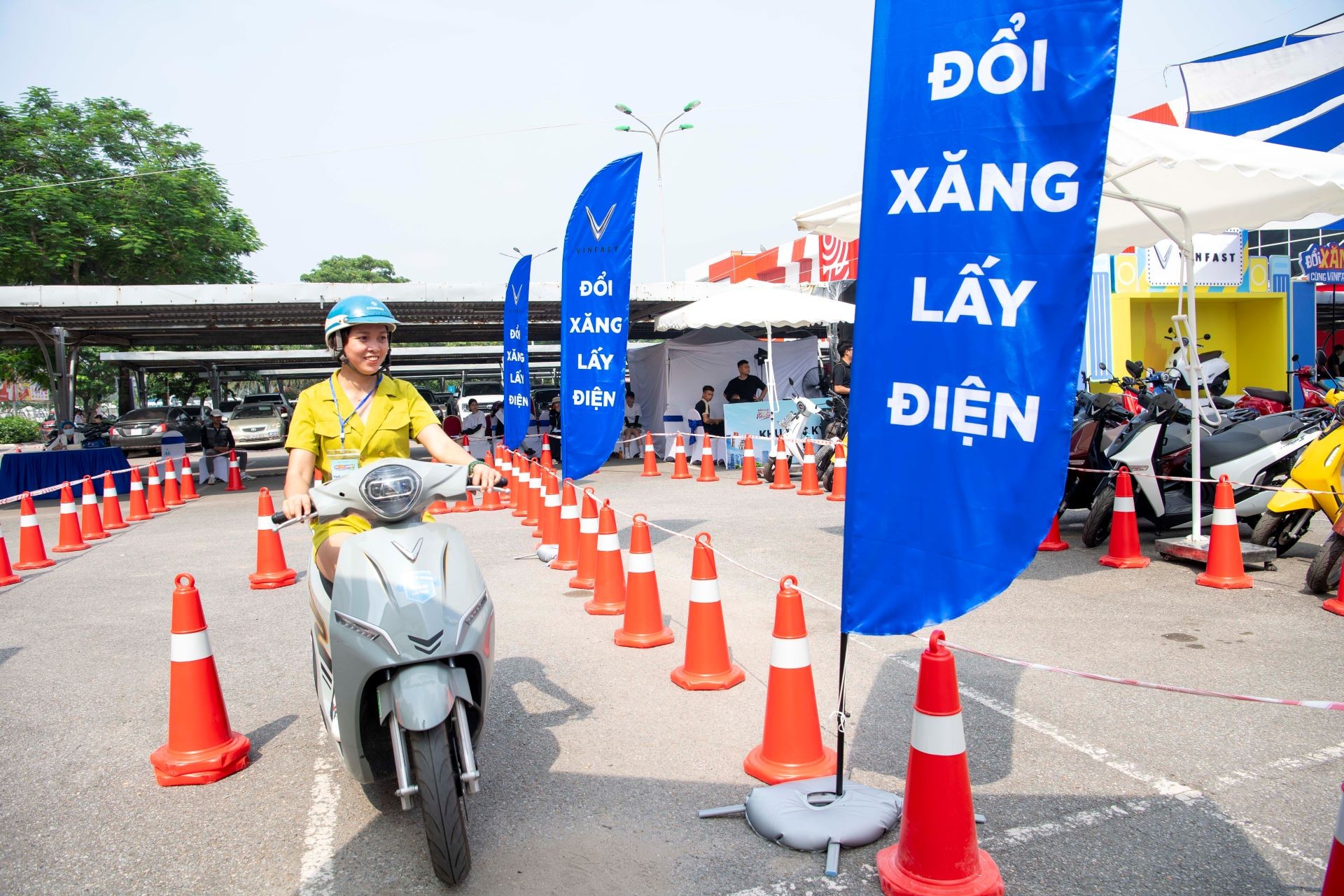 Chị Tống Thanh Ngọc (Hà Nội) thử xe trước khi quyết định đổi chiếc Piaggio Vespa sang Feliz Neo.