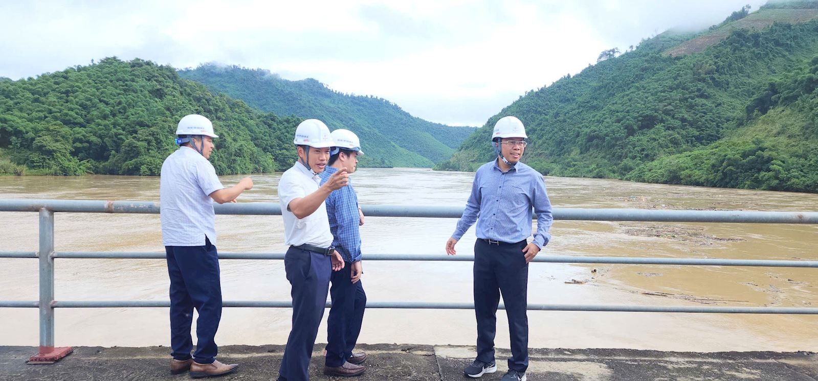Ông Nguyễn Anh Tuấn (ngoài cùng bên phải) – Tổng giám đốc kiểm tra hiện trạng nước về hồ và tình trạng hoạt động của tổ máy