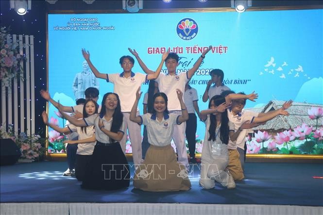 Thanh niên kiều bào giao lưu tiếng Việt để "viết tiếp câu chuyện hòa bình"