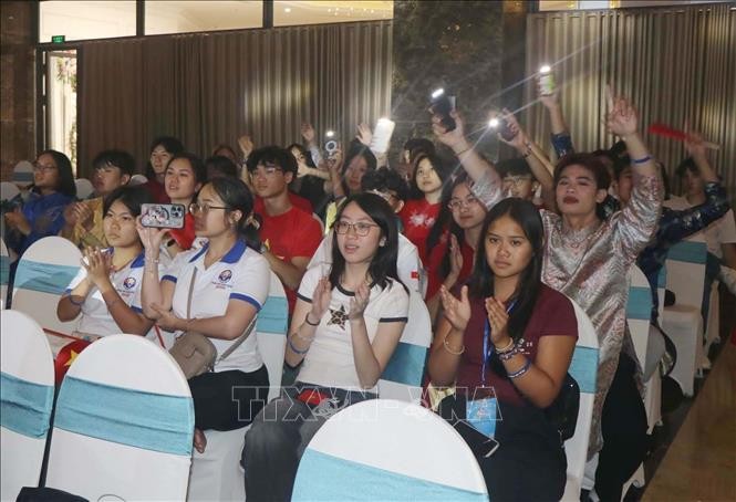 Thanh niên kiều bào giao lưu tiếng Việt để "viết tiếp câu chuyện hòa bình"