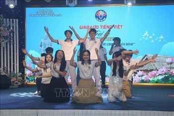 Thanh niên kiều bào giao lưu tiếng Việt để 