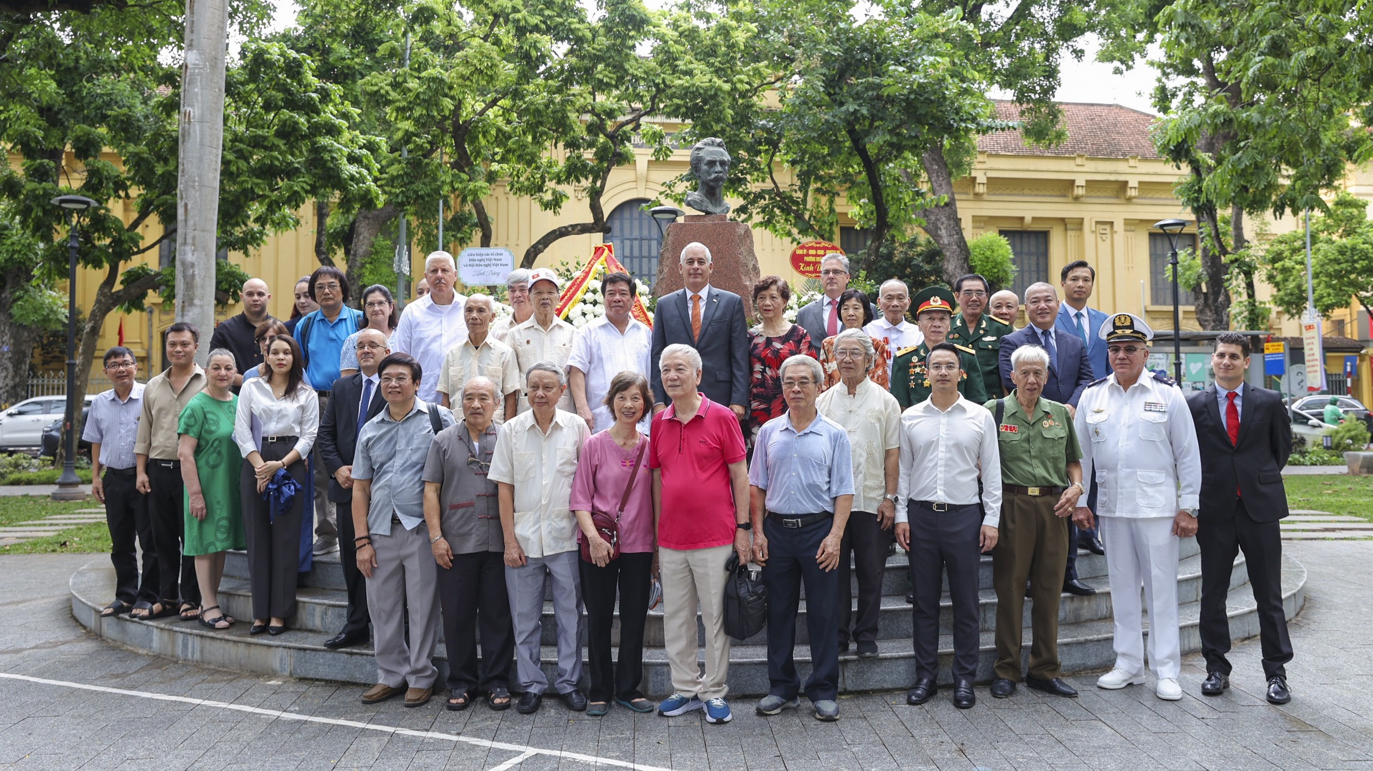 Thứ trưởng Bộ Ngoại giao Cuba dâng hoa tưởng niệm Anh hùng dân tộc José Martí tại Hà Nội