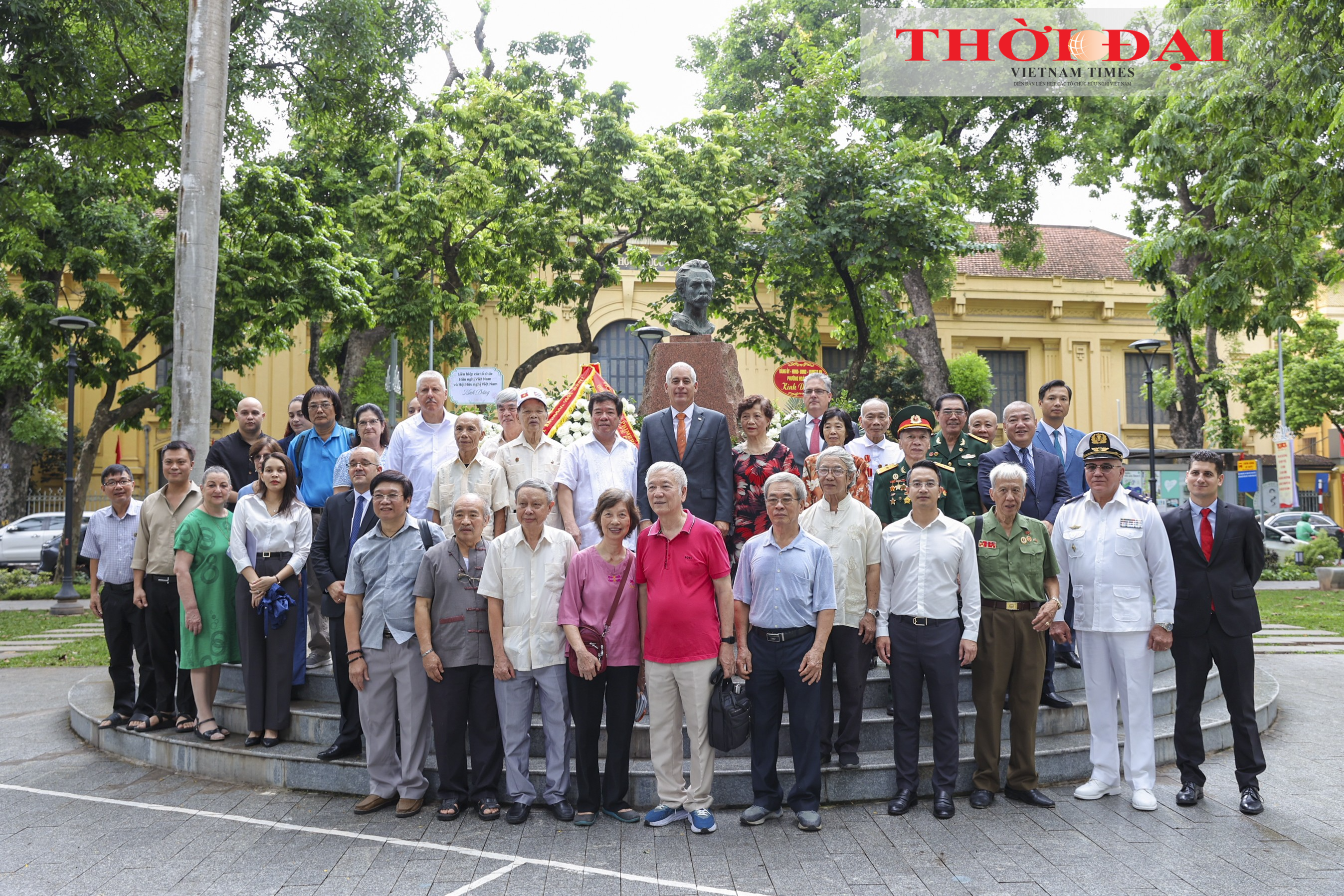 Các đại biểu chụp ảnh lưu niệm trước tượng đài José Martí. (Ảnh: Đinh Hòa)