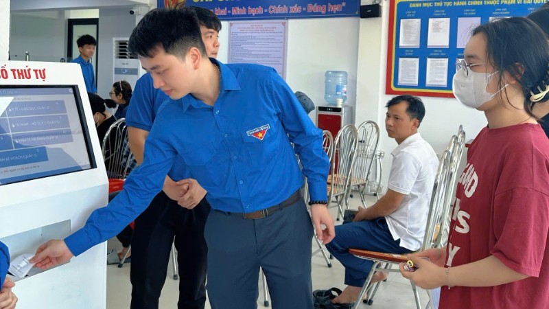 Người dân lấy số thứ tự tại Điểm phục vụ hành chính công xã Ô Diên (Hà Nội). (Ảnh: Báo Nhân dân