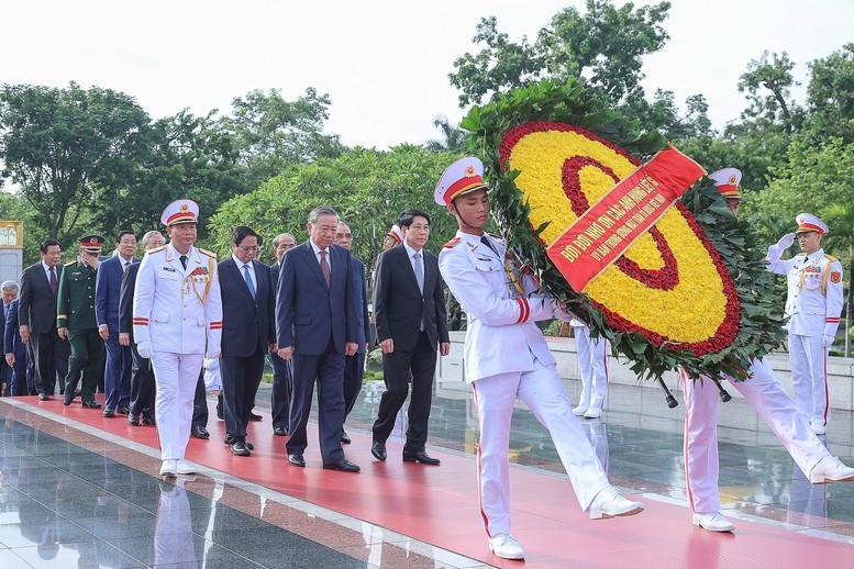 Lãnh đạo Đảng, Nhà nước vào Lăng viếng Chủ tịch Hồ Chí Minh, tưởng niệm các anh hùng liệt sĩ