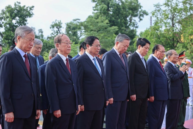 Lãnh đạo Đảng, Nhà nước vào Lăng viếng Chủ tịch Hồ Chí Minh, tưởng niệm các anh hùng liệt sĩ
