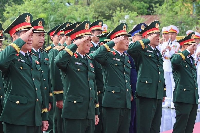 Lãnh đạo Đảng, Nhà nước vào Lăng viếng Chủ tịch Hồ Chí Minh, tưởng niệm các anh hùng liệt sĩ