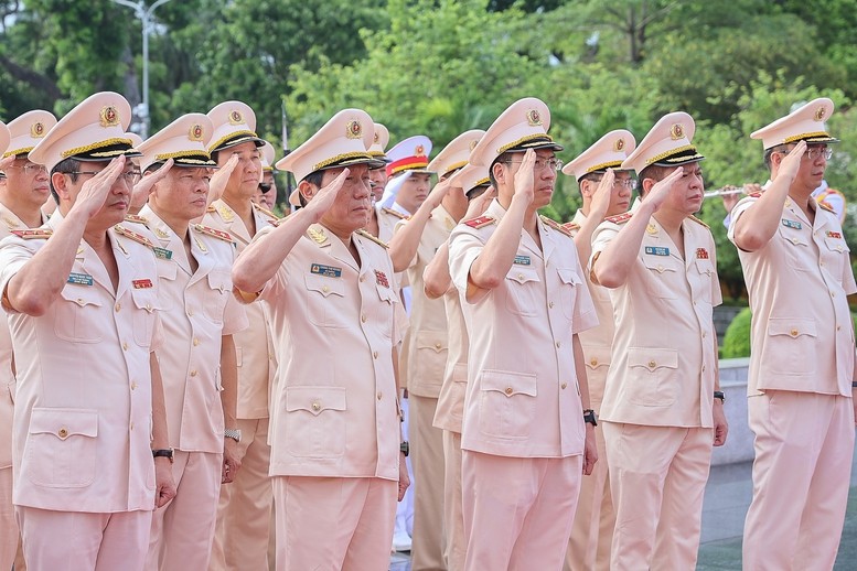 Lãnh đạo Đảng, Nhà nước vào Lăng viếng Chủ tịch Hồ Chí Minh, tưởng niệm các anh hùng liệt sĩ