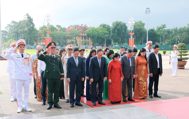 Lãnh đạo Đảng, Nhà nước vào Lăng viếng Chủ tịch Hồ Chí Minh, tưởng niệm các anh hùng liệt sĩ