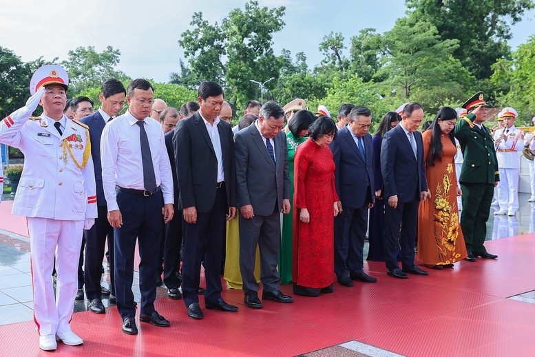 Lãnh đạo Đảng, Nhà nước vào Lăng viếng Chủ tịch Hồ Chí Minh, tưởng niệm các anh hùng liệt sĩ