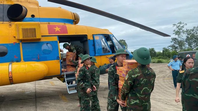 Cán bộ, chiến sĩ vận chuyển hàng cứu trợ lên trực thăng. (Ảnh: Báo Sài Gòn Giải Phóng) Cán bộ, chiến sĩ vận chuyển hàng cứu trợ lên trực thăng. (Ảnh: Báo Sài Gòn Giải Phóng)