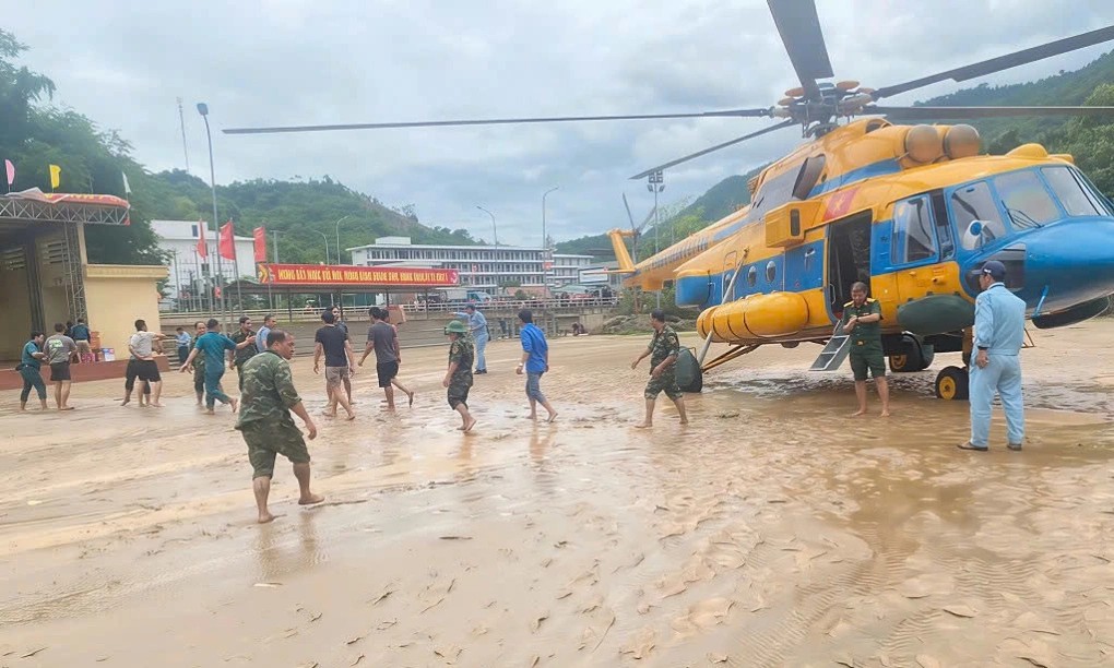 Trực thăng của Trung đoàn 916 tiếp cận điểm đầu tiên để vận chuyển hàng hóa thiết yếu, sáng 24/7. (Ảnh: Trung đoàn 916) Trực thăng của Trung đoàn 916 tiếp cận điểm đầu tiên để vận chuyển hàng hóa thiết yếu, sáng 24/7. (Ảnh: Trung đoàn 916)