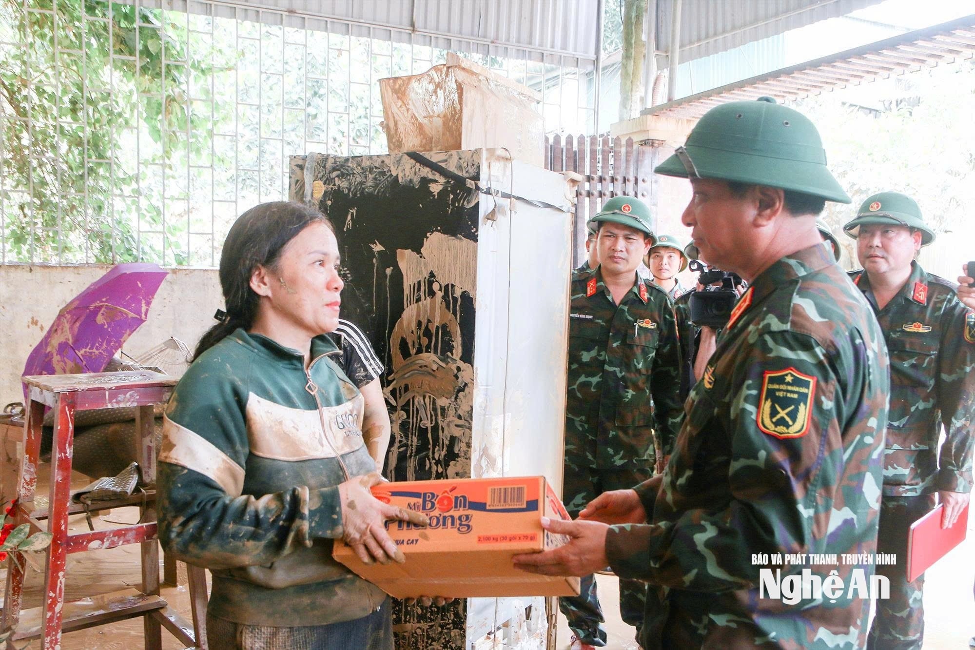 Trung tướng Hà Thọ Bình - Tư lệnh Quân khu 4 trực tiếp đi cùng đoàn cứu trợ đến với đồng bào Tương Dương. Nhiều người dân rất xúc động trước sự cứu trợ kịp thời. Ảnh:Báo và Phát thanh, Truyền hình Nghệ An Trung tướng Hà Thọ Bình - Tư lệnh Quân khu 4 trực tiếp đi cùng đoàn cứu trợ đến với đồng bào Tương Dương. Nhiều người dân rất xúc động trước sự cứu trợ kịp thời. Ảnh:Báo và Phát thanh, Truyền hình Nghệ An