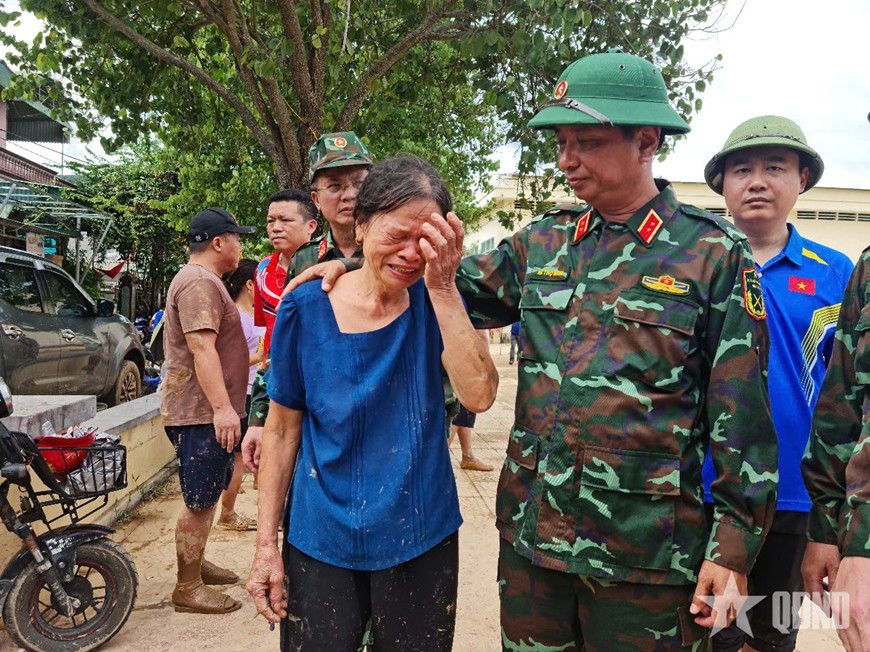 Sau nhiều ngày bị cô lập, người dân vùng lũ xúc động khi lực lượng Quân đội tiếp tế, cứu trợ bằng máy bay trực thăng. (Ảnh: Báo Quân đội nhân dân) Sau nhiều ngày bị cô lập, người dân vùng lũ xúc động khi lực lượng Quân đội tiếp tế, cứu trợ bằng máy bay trực thăng. (Ảnh: Báo Quân đội nhân dân)