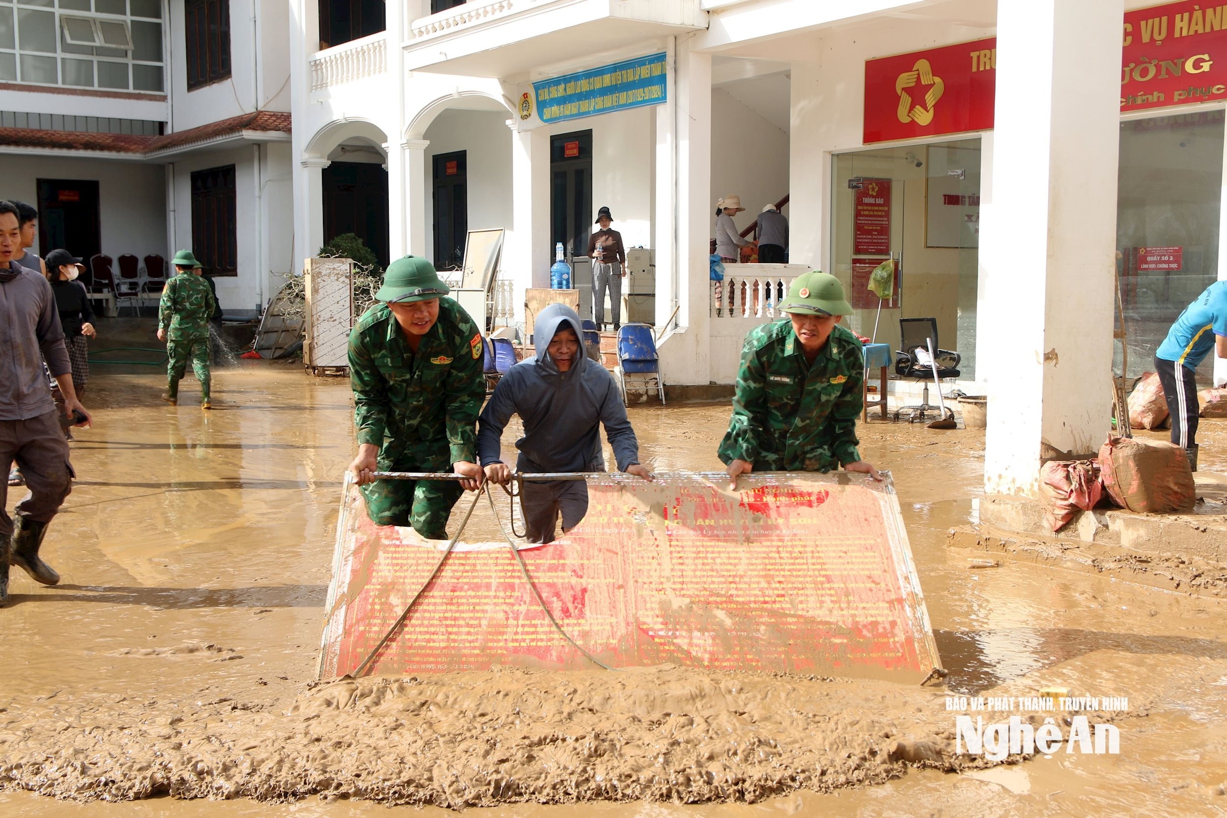Cùng ngày, hàng trăm người từ các khối, bản đã đổ về xã Mường Xén (Nghệ An) để chung tay khắc phục hậu quả bão lũ. (Ảnh: Báo và Phát thanh, Truyền hình Nghệ An) Cùng ngày, hàng trăm người từ các khối, bản đã đổ về xã Mường Xén (Nghệ An) để chung tay khắc phục hậu quả bão lũ. (Ảnh: Báo và Phát thanh, Truyền hình Nghệ An)