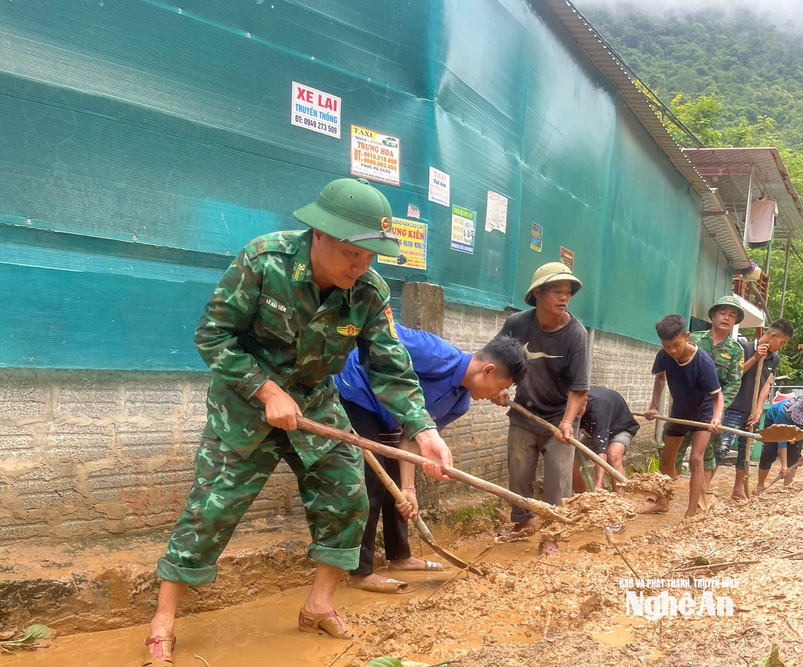 Tại xã Mường Típ, toàn bộ các bản vẫn bị cô lập hoàn toàn do đường vào xã bị lũ cuốn sập. Lực lượng “4 tại chỗ” đang nỗ lực khắc phục hậu quả. (Ảnh: Báo và Phát thanh, Truyền hình Nghệ An) Tại xã Mường Típ, toàn bộ các bản vẫn bị cô lập hoàn toàn do đường vào xã bị lũ cuốn sập. Lực lượng “4 tại chỗ” đang nỗ lực khắc phục hậu quả. (Ảnh: Báo và Phát thanh, Truyền hình Nghệ An)