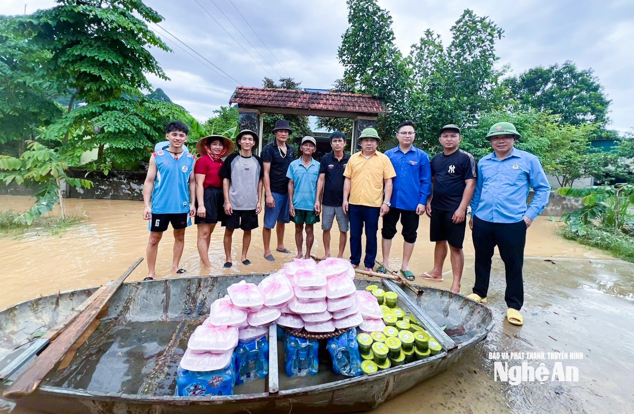 Tại xã Nhân Hòa, nhiều nhà ngập sâu, xóm làng bị cô lập, bữa ăn thường nhật trở nên xa xỉ khi bếp núc ngập bùn, thiếu thực phẩm. Những bếp ăn nghĩa tình của người dân địa phương đã tiếp tế cho các gia đình vùng lũ. (Ảnh: Báo và Phát thanh, Truyền hình Nghệ An) Tại xã Nhân Hòa, nhiều nhà ngập sâu, xóm làng bị cô lập, bữa ăn thường nhật trở nên xa xỉ khi bếp núc ngập bùn, thiếu thực phẩm. Những bếp ăn nghĩa tình của người dân địa phương đã tiếp tế cho các gia đình vùng lũ. (Ảnh: Báo và Phát thanh, Truyền hình Nghệ An)