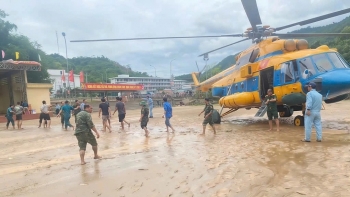 anh truc thang quan doi tiep te nhu yeu pham cho vung lu nghe an