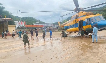 [Ảnh] Trực thăng quân đội tiếp tế nhu yếu phẩm cho vùng lũ Nghệ An