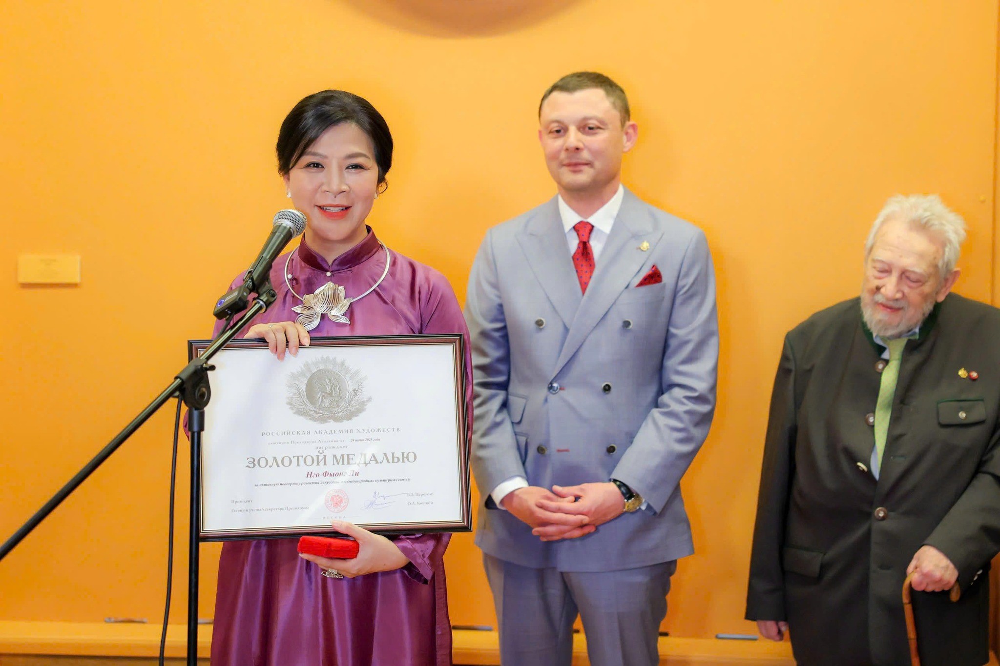 Phu nhân Ngô Phương Ly nhận Kỷ niệm chương hạng vàng “Dành cho người xứng đáng”. (Ảnh: icd.gov.vn)