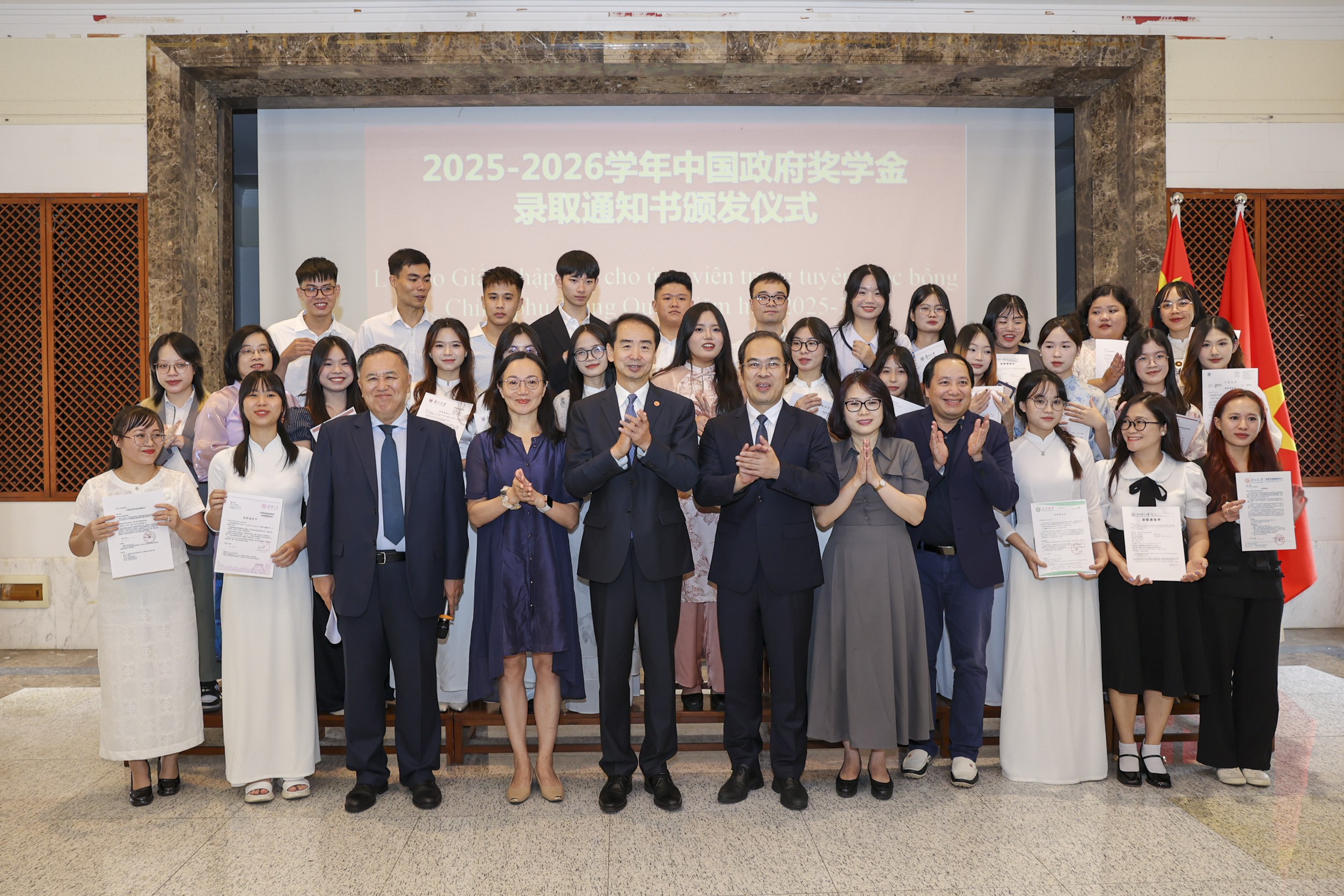 Đại sứ Hà Vĩ chụp ảnh cùng thầy cô và các bạn học sinh Bắc Giang nhận học bổng. 