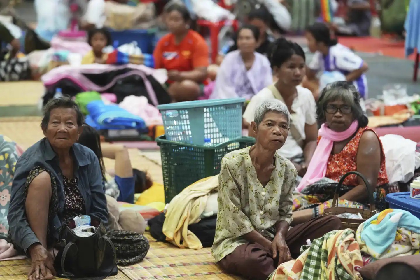 Người dân Thái Lan sơ tán sau đụng độ biên giới, nghỉ tại một trung tâm ở tỉnh Surin, Thái Lan, ngày 25/7/2025. (Ảnh: AP)