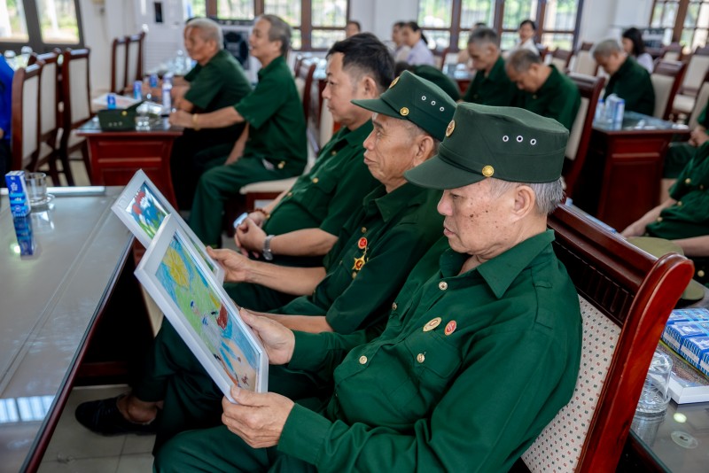 Góp phần chăm sóc sức khỏe thể chất cho những anh hùng của đất nước, Vinamilk dành tặng những món quà dinh dưỡng thiết thực như sữa tươi Vinamilk 100%, sữa hỗ trợ ăn ngủ ngon Sure Prevent Gold… (Ảnh: Thanh Bình).