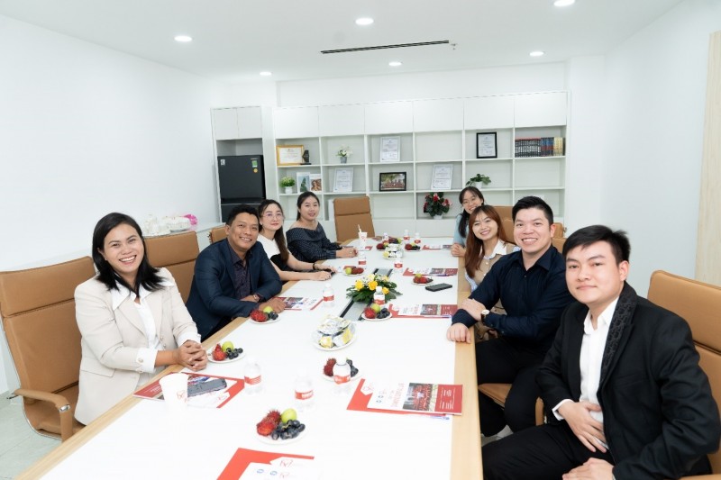  Diamond Dental Lab tự hoà sở hữu đội ngũ kỹ thuật viên dày dặn kinh nghiệp và hệ thóng máy móc hiện đại, đảm bảo cung cấp sản phẩm đạt tiêu chuẩn quốc tế, phục vụ nhu cầu trong nước và xuất khẩu.
