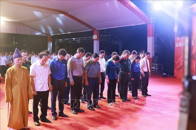 Thủ tướng Phạm Minh Chính dự Lễ thắp nến tri ân các Anh hùng liệt sĩ tại Nghĩa trang Trường Sơn