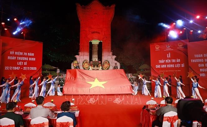 Thủ tướng Phạm Minh Chính dự Lễ thắp nến tri ân các Anh hùng liệt sĩ tại Nghĩa trang Trường Sơn