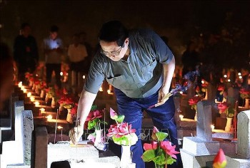 Thủ tướng Phạm Minh Chính dự Lễ thắp nến tri ân các Anh hùng liệt sĩ tại Nghĩa trang Trường Sơn