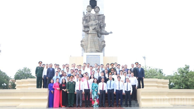 Các đại biểu tham dự lễ dâng hương tưởng niệm các anh hùng liệt sĩ tại Tượng đài Hữu nghị Campuchia - Việt Nam ở thủ đô Phnom Penh. (Ảnh: Báo Nhân dân)