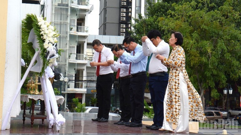 Tưởng niệm các anh hùng liệt sĩ Việt Nam tại Campuchia và Đức
