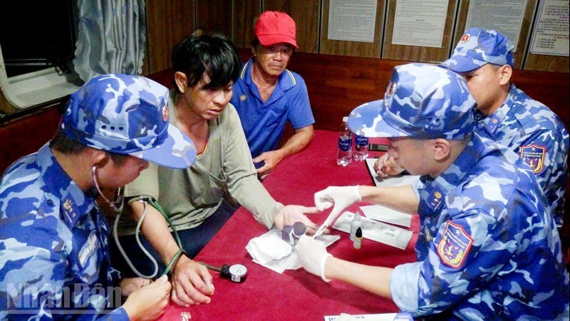 Cảnh sát biển kịp thời sơ cứu ngư dân bị tai nạn lao động trên biển Tây Nam