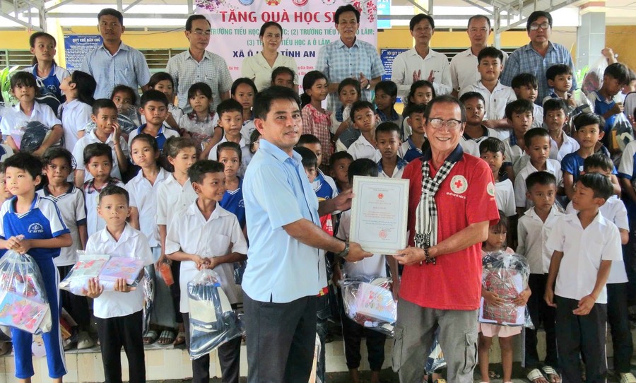 Trao 400 phần quà cho học sinh Khmer khó khăn tại An Giang