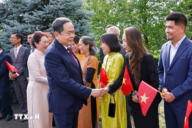 Chủ tịch Quốc hội gặp gỡ, trao đổi với cộng đồng người Việt Nam tại Thụy Sĩ