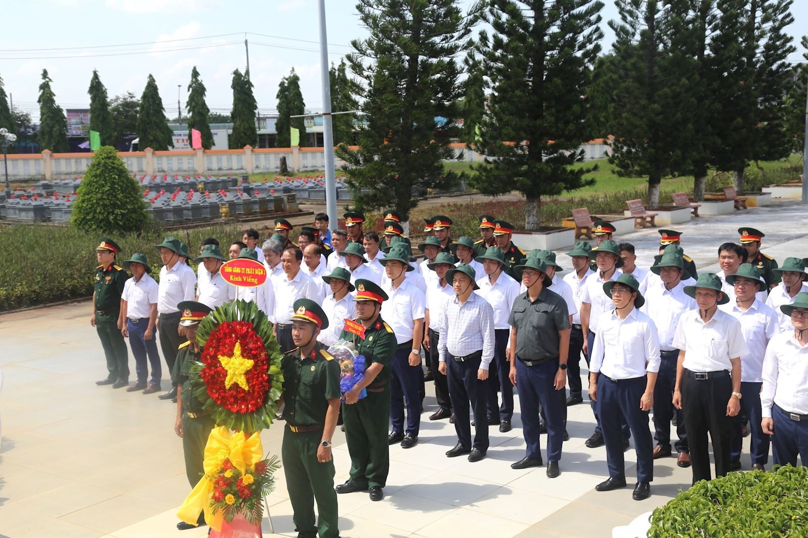Đoàn EVNGENCO1 dâng hương tưởng niệm tại Nghĩa trang Liệt sĩ phường Duyên Hải, tỉnh Vĩnh Long Đoàn EVNGENCO1 dâng hương tưởng niệm tại Nghĩa trang Liệt sĩ phường Duyên Hải, tỉnh Vĩnh Long